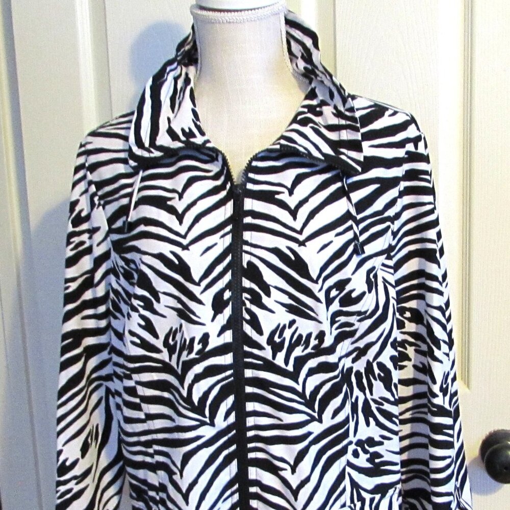 CHICO'S ZENERGY Zebra Pattern Full Zip Jacket  or Windbreaker Size 2 (12 - 14)